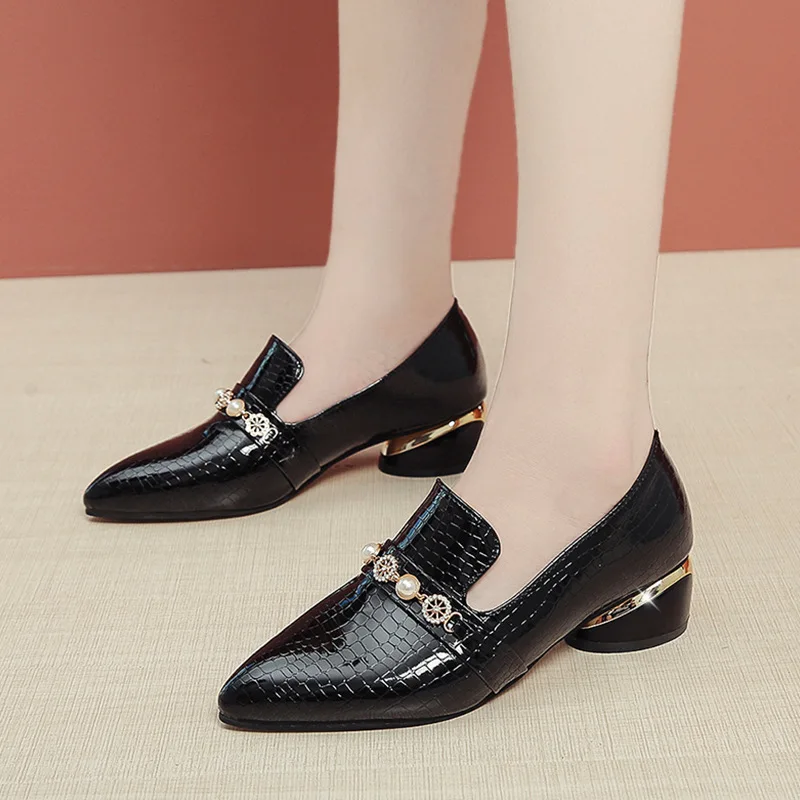 Женские туфли с узором под крокодиловую кожу на блочном каблуке жемчугом и