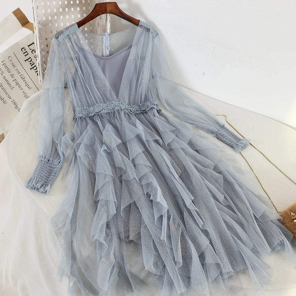 Женское платье с каскадными оборками маленькое бальное нежными подтяжками до