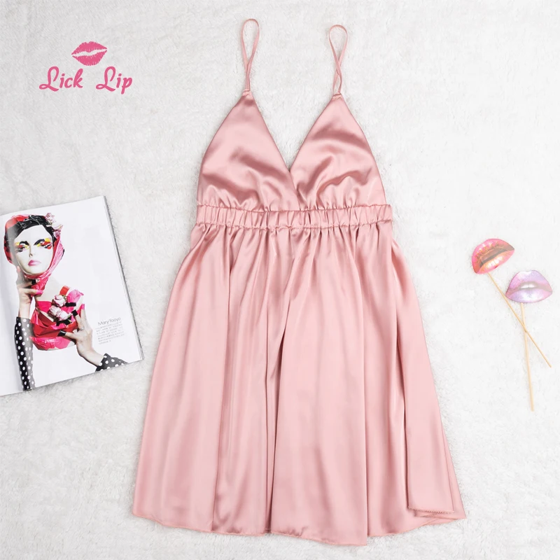 Женская шелковая ночная рубашка на бретельках с глубоким V-образным вырезом |