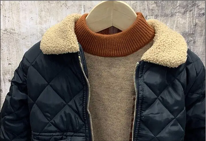 Пальто осенне-зимнее теплое вязаный свитер и утепленные джинсы для маленьких