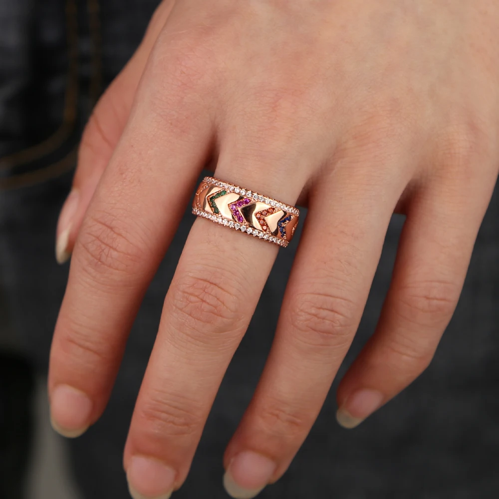 Женское Обручальное кольцо с фианитами золотистого цвета и металлическим