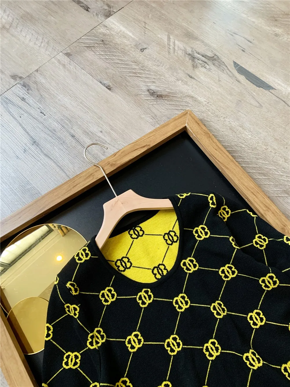 

Juice Snow 2021 New Women Summer Knitting T-Shirt Black Yellow Full-Print Stretch Short-Sleeved U-Neck Korean Sweater Bottoming