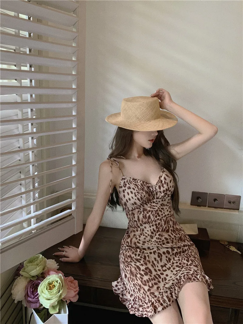 

Spring and summer new waist slim leopard print sexy V-neck short suspender skirt dress