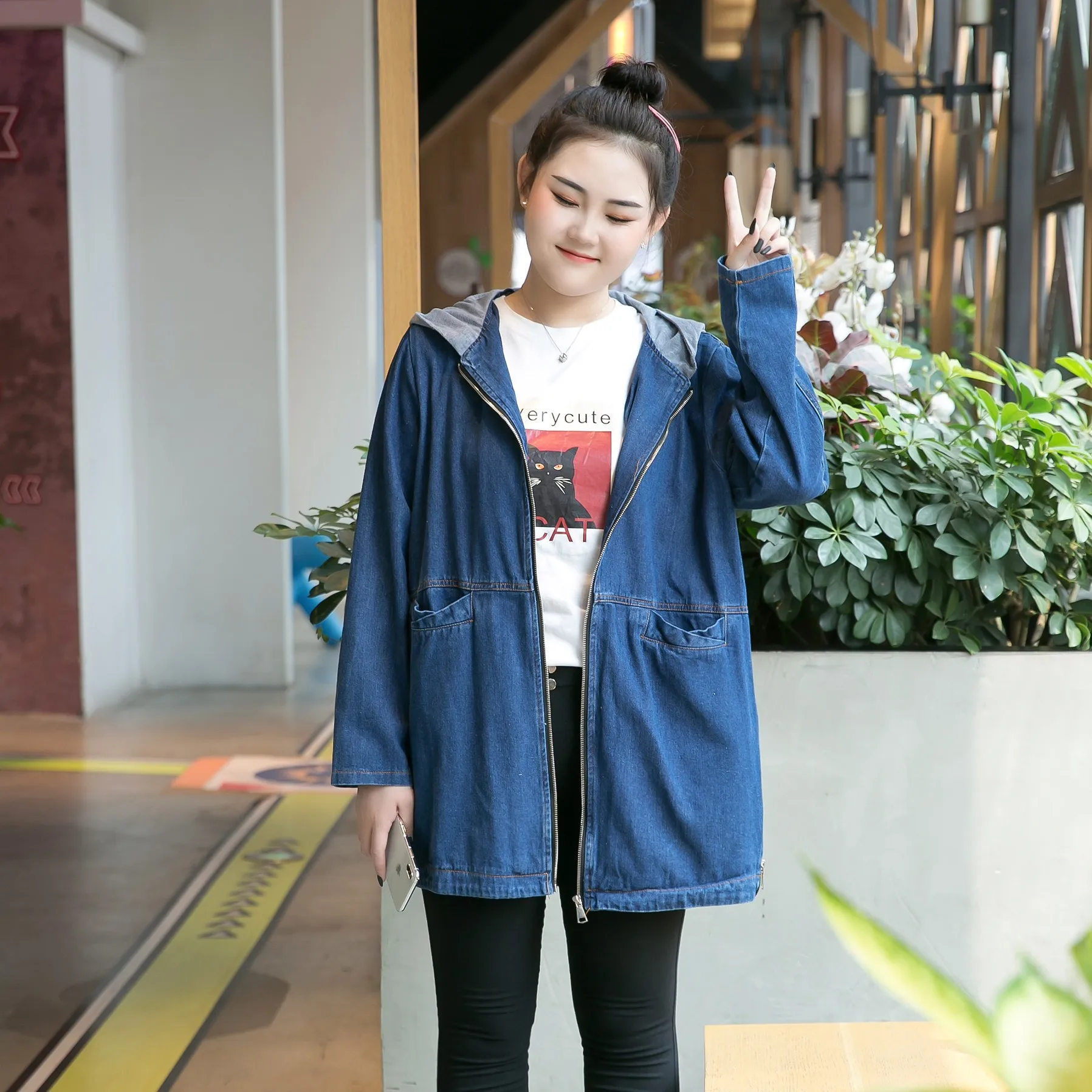 Куртка женская джинсовая оверсайз модная длинная свободная с капюшоном и