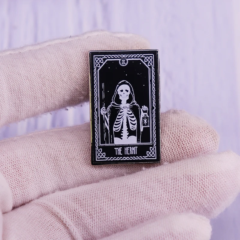 Эмалированная брошь The Hermit Dead of Night Tarot Брошь Скелет тайны ночного неба значок -