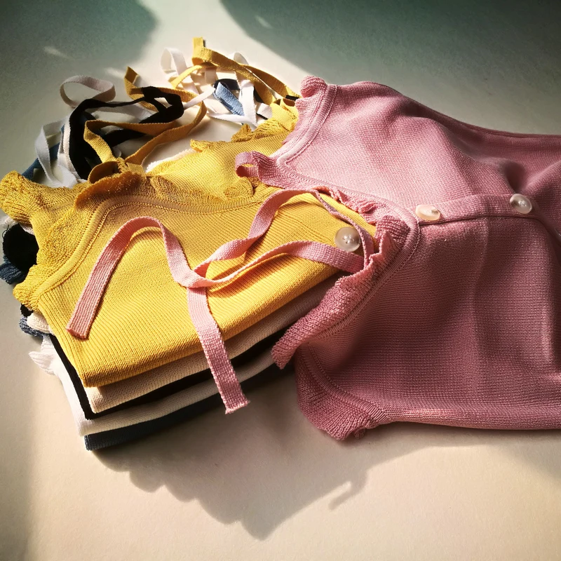 Женская Трикотажная майка на пуговицах без рукавов |