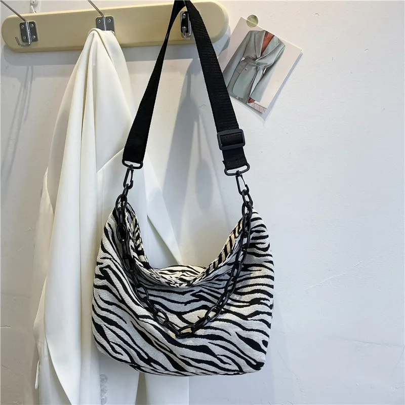 

Fashion Shoulder Bag 2021 New Trend Korean Version Of Large Capacity Student Messenger Bag Casual Canvas Bag Chain Dumpling Bag