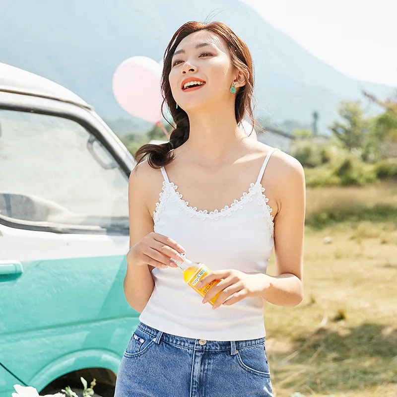 

Женская летняя блузка без рукавов с кружевным воротником