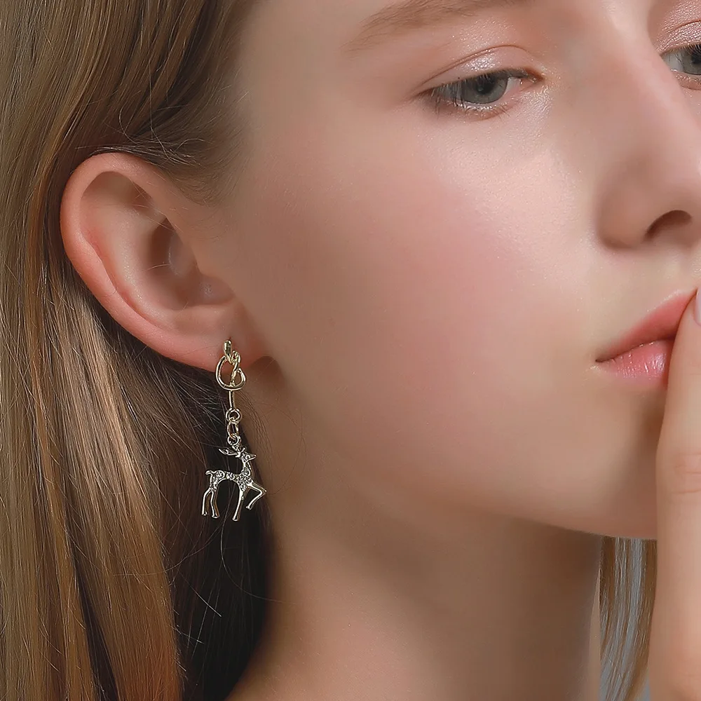 

Asymmetric Knotted Cute Rhinestone Elk Earrings for Women Hypoallergenic Deer Pendant Earrings 2020 New Fashion Christmas Gift