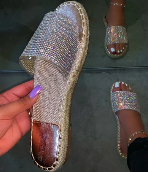 Популярные дизайнерские удобные и универсальные шлепанцы на плоской подошве со