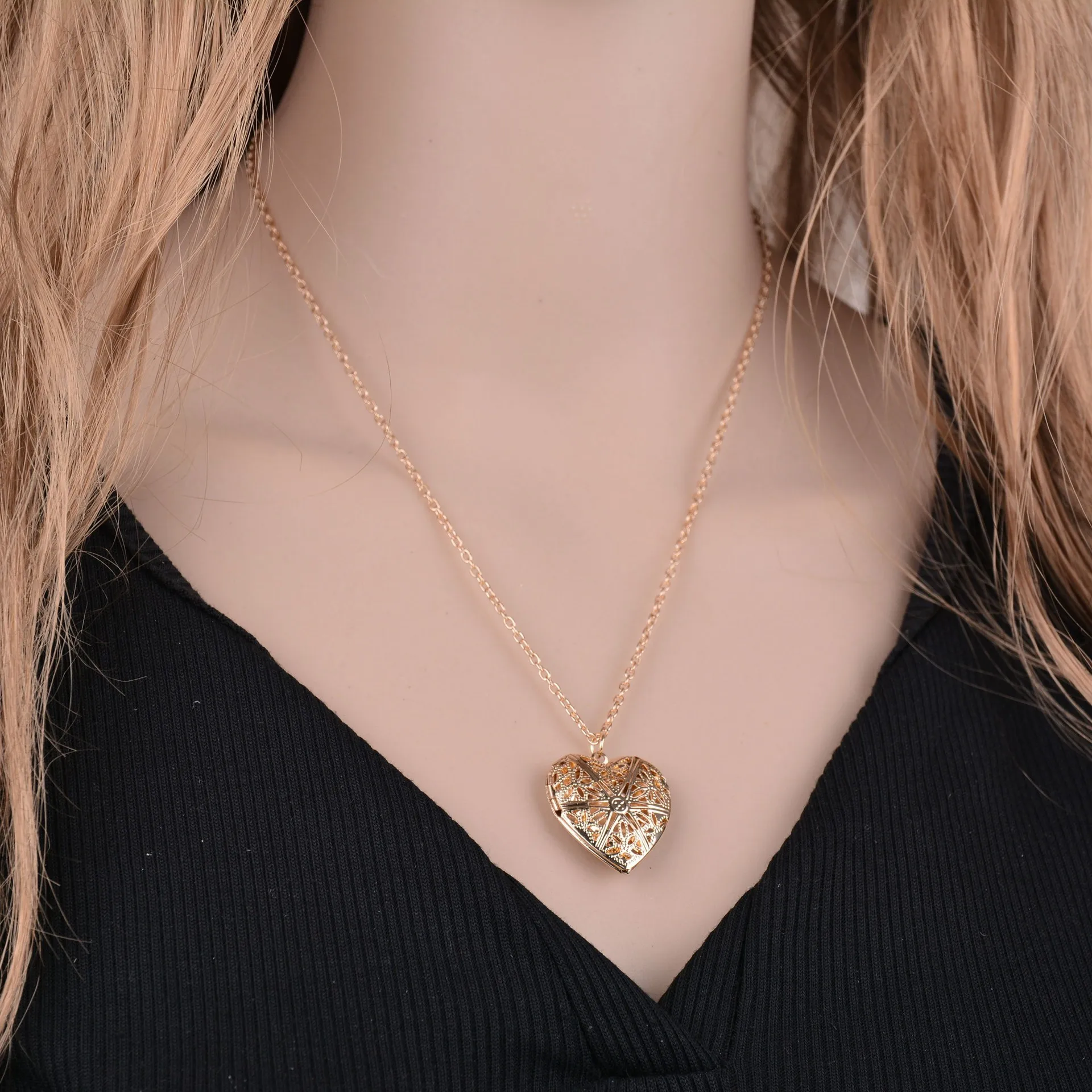 

Heart Photo Frame Pendant Necklace Hollow Photo Box Necklace Women