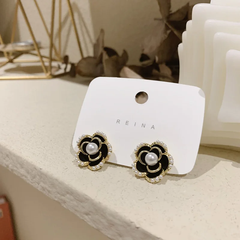 

Sexy Woman Party Club Accessories Gifts Fashion Jewelry Korean S925 Silver Needles Dripping Oil Black Flower Pearl Stud Earrings
