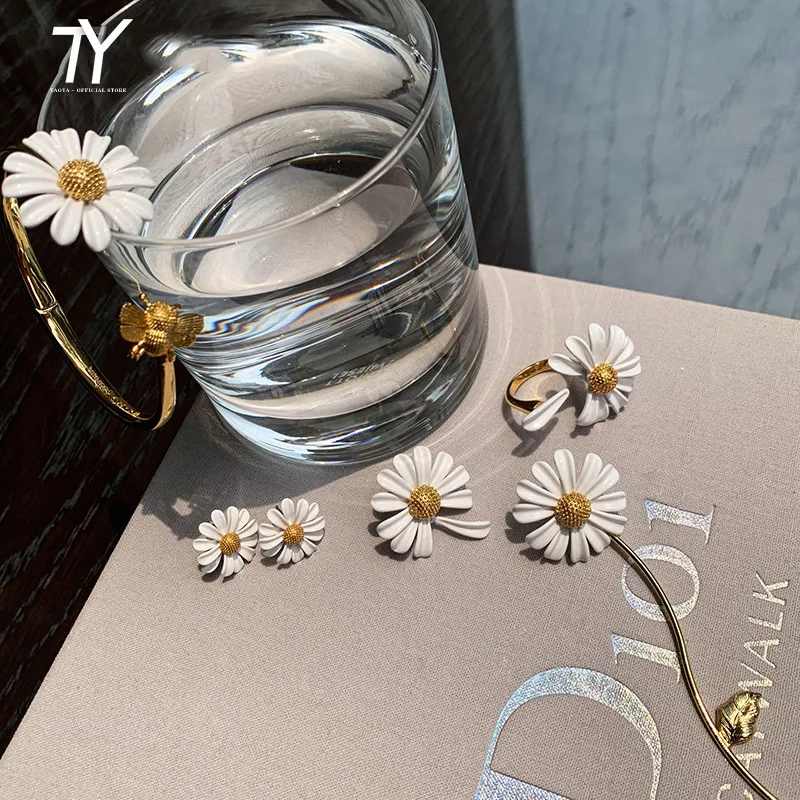 

2020 New Classic White Daisy Flower Earrings Fashion South Korean women jewelry Simple ladie flower petal Earrings trend Earring