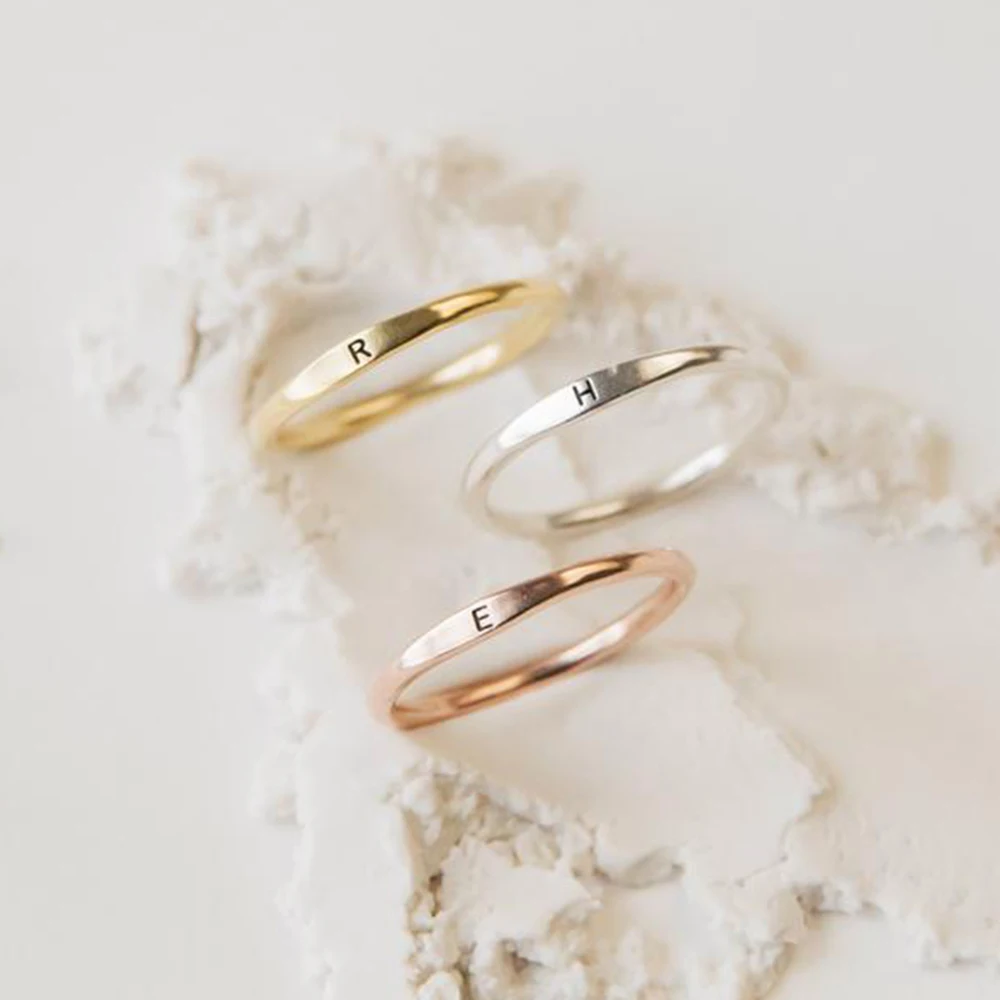 Изящное кольцо с инициалами из 18-каратного золота тонкими буквами именем для