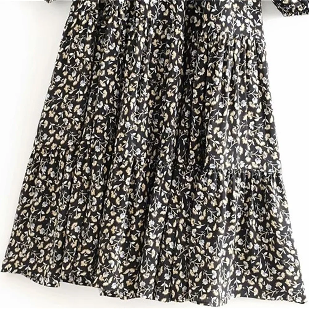 Женское плиссированное платье миди свободное с декоративной отделкой и принтом