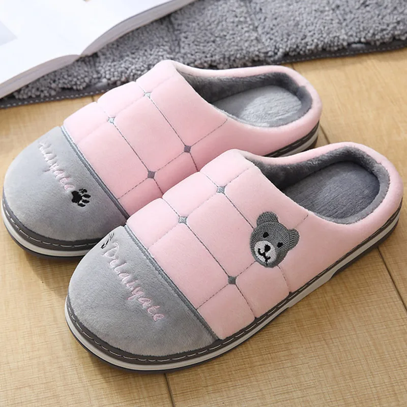 Pink Женские тапочки; милые теплые тапочки на зиму с милым медведем; женская бархатная домашняя обувь в мелкую клетку; женская короткая плюшевая обувь; большие размеры 43-45 - Цвет: Pink