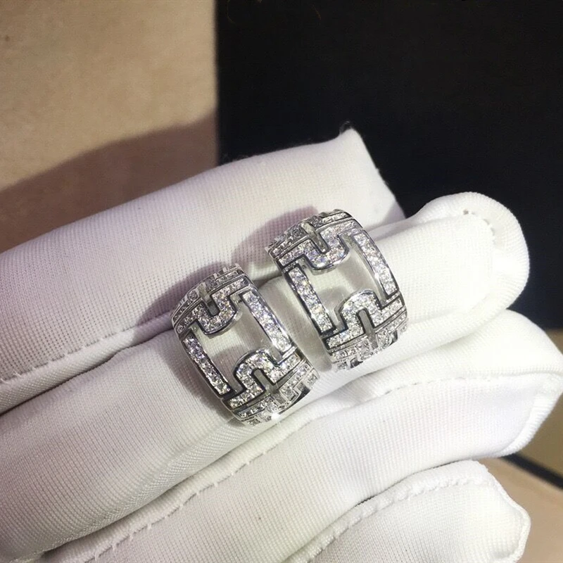 Роскошные женские серьги гвоздики с вырезами из бриллиантов покрытые 18 к