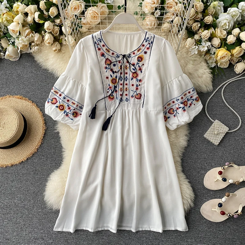 Винтажное короткое платье с цветочной вышивкой летнее ТРАПЕЦИЕВИДНОЕ Свободное