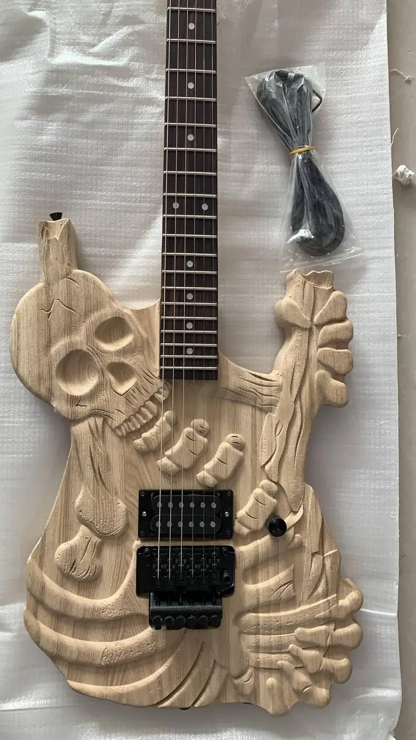 Оптовая продажа резная гитара модель черепа электрическая в натуральном 190420 |