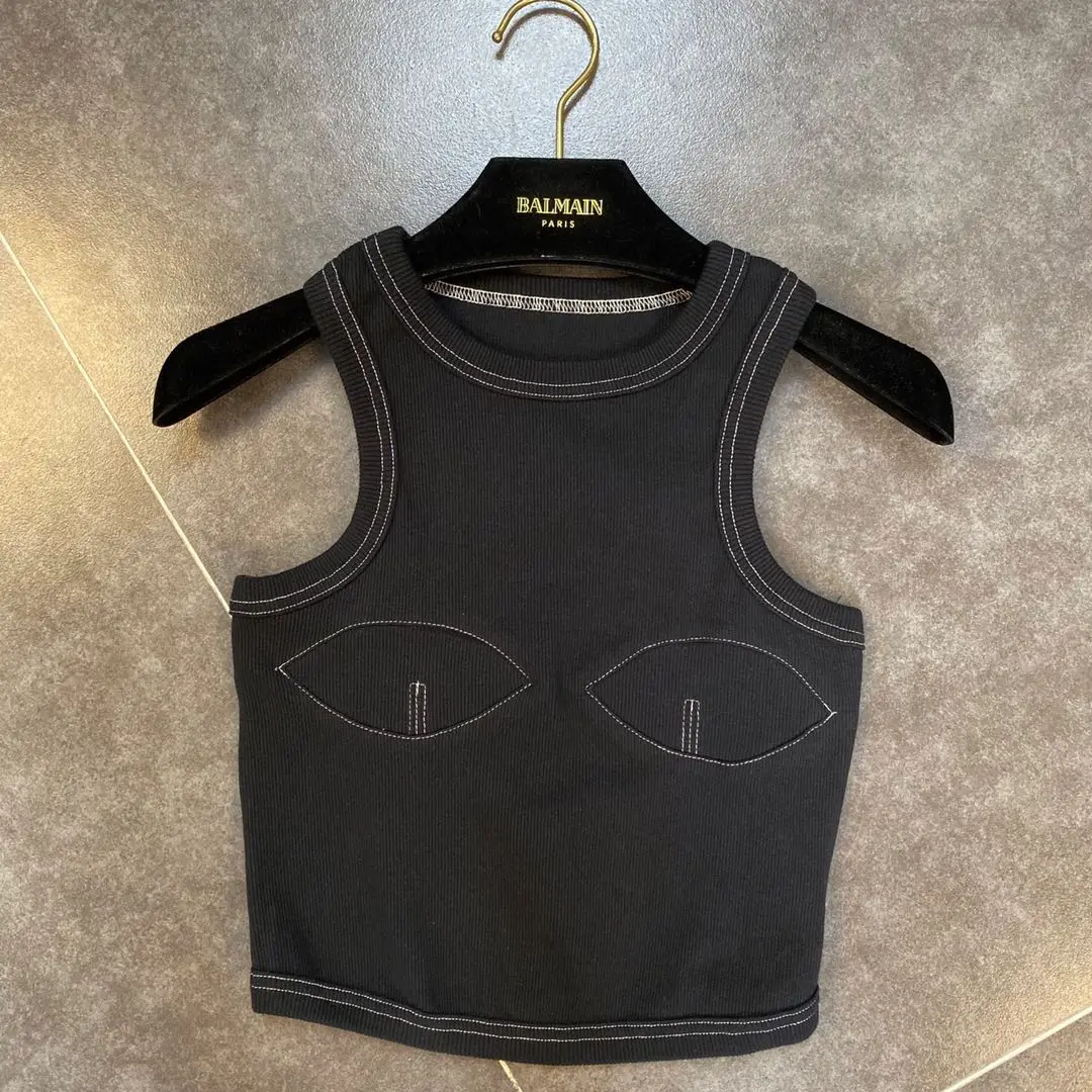 Женский короткий топ без рукавов с круглым вырезом и цветными следами на груди -