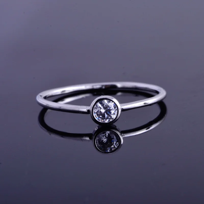 Женское кольцо из серебра 925 пробы с муассанитом |