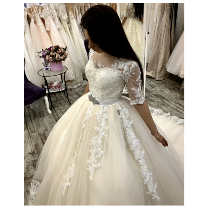 

Charming Half Sleeve Wedding Dresses Scoop Neck Button Back Lace Appliques Ball Gown Wedding Gown long train Vestido De Noiva