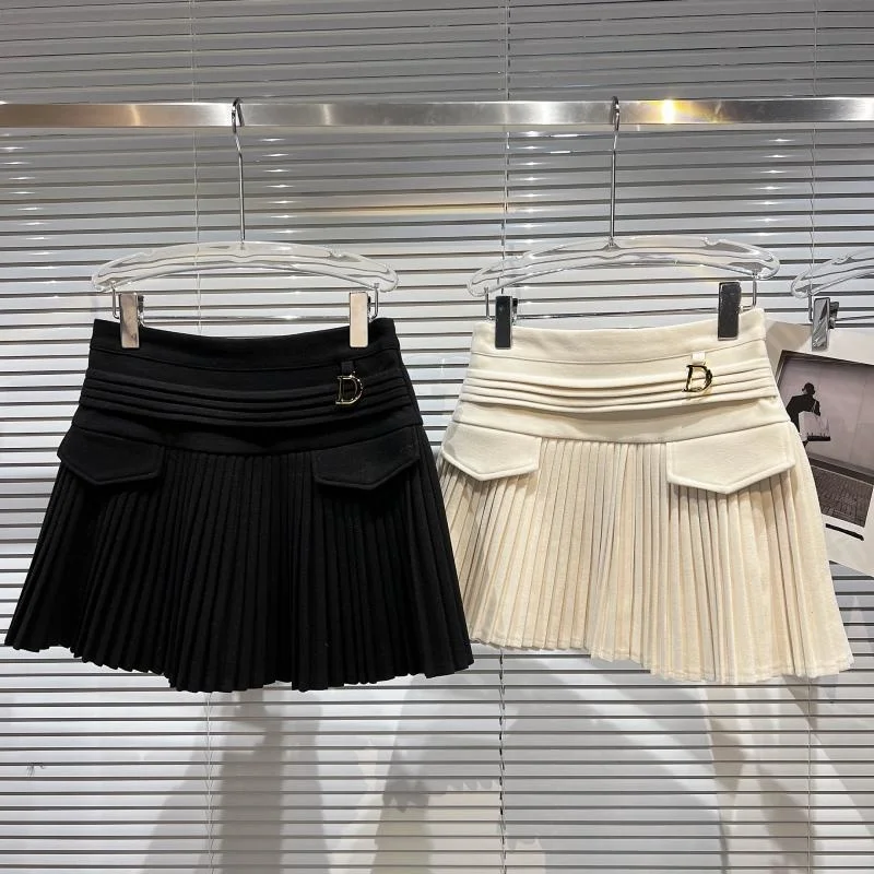 

High Wast Letter Metal Flap Detailed Mini Pleated Skirt White / Black
