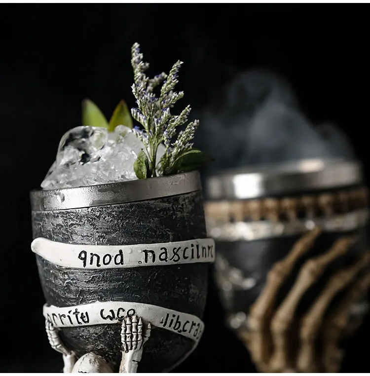 

Horrible Resin Stainless Steel Skull Goblet Retro Claw Wine Glass Gothic Cocktail Glasses Wolf Whiskey Cup Party Bar Drinkware