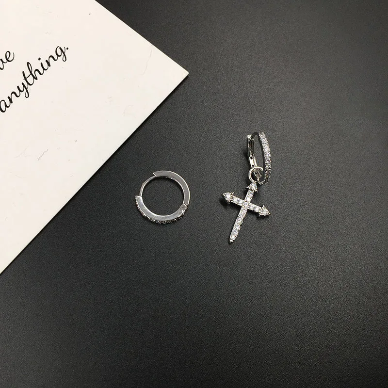 Новые маленькие высококачественные асимметричные серьги с крестом микро набор