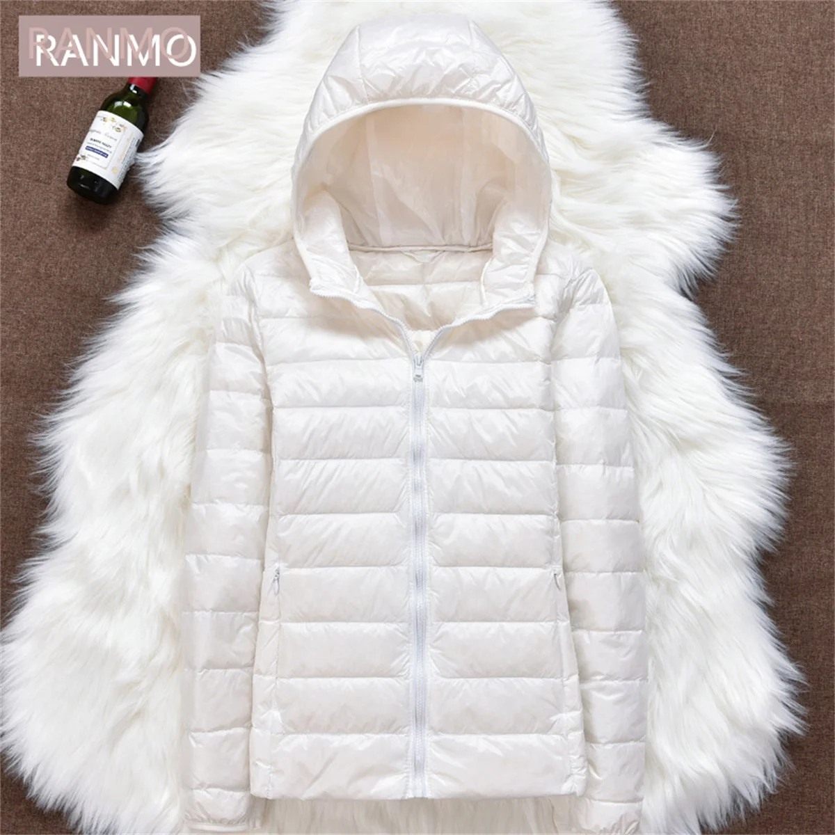 Пуховик женский зимний ультралегкий тонкий на белом утином пуху с капюшоном и
