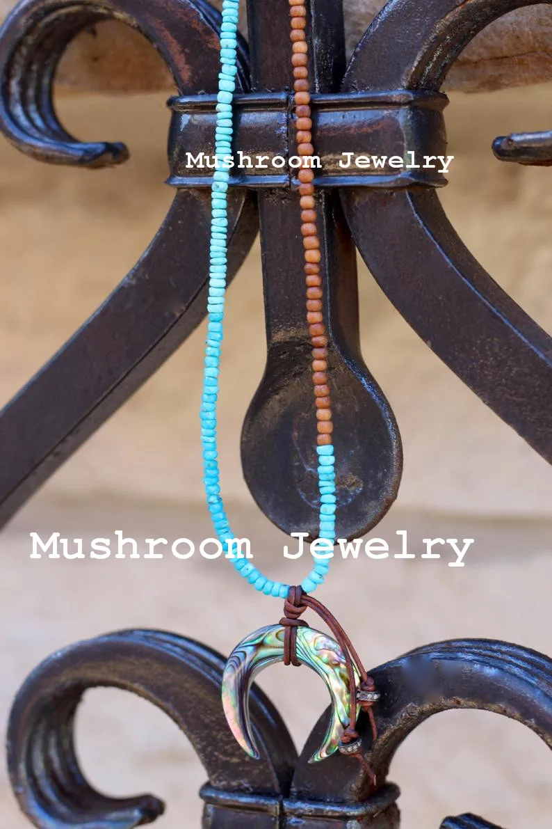 ?? ウッドビーズチョーネックレスシェルペンダントチャームジュエリードロップ船ターコイズ石のネックレス男性のためのビーズジュエリー