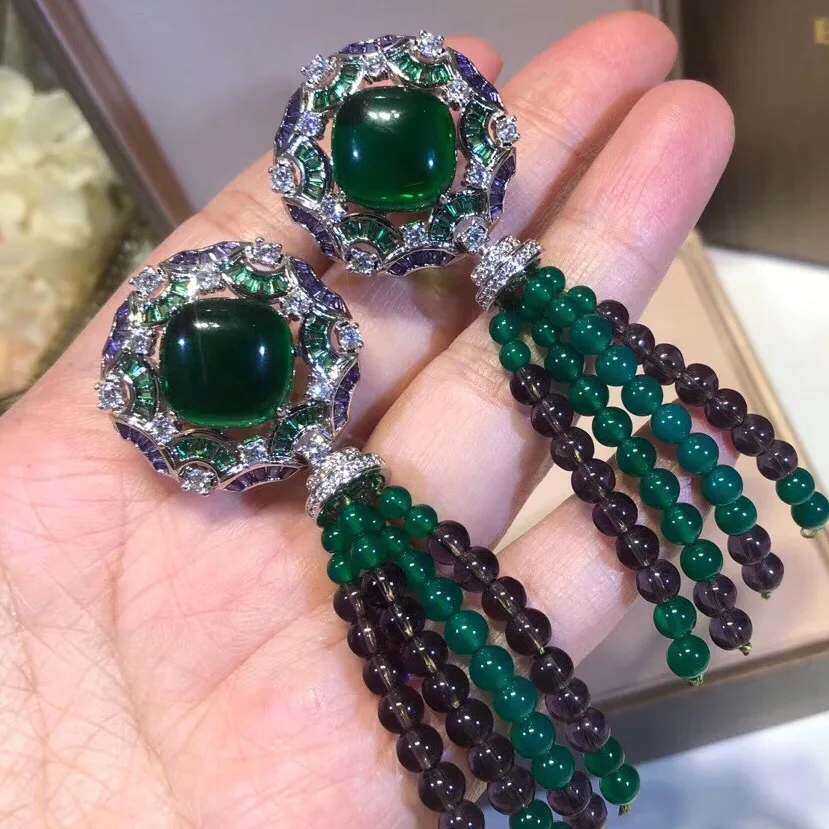 Натуральные изумрудные сережки с длинной бахромой зелёными камнями камень