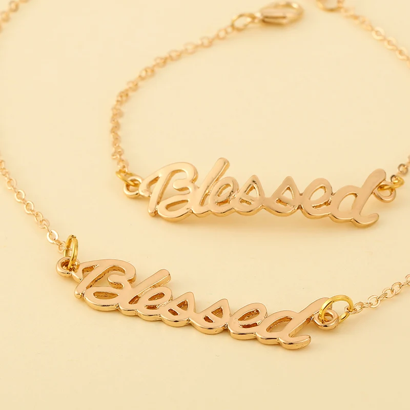 Женское колье с буквенным принтом золотистое подвеской в старинном английском