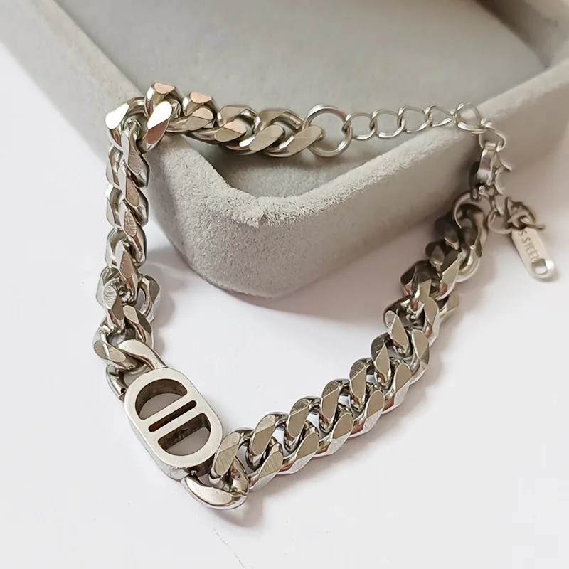 

Браслет из титановой стали с надписью «D»