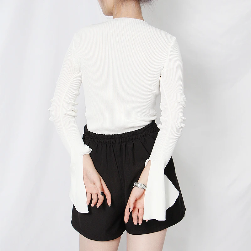 Женский трикотажный свитер TWOTWINSTYLE черный ажурный с V-образным вырезом и длинными