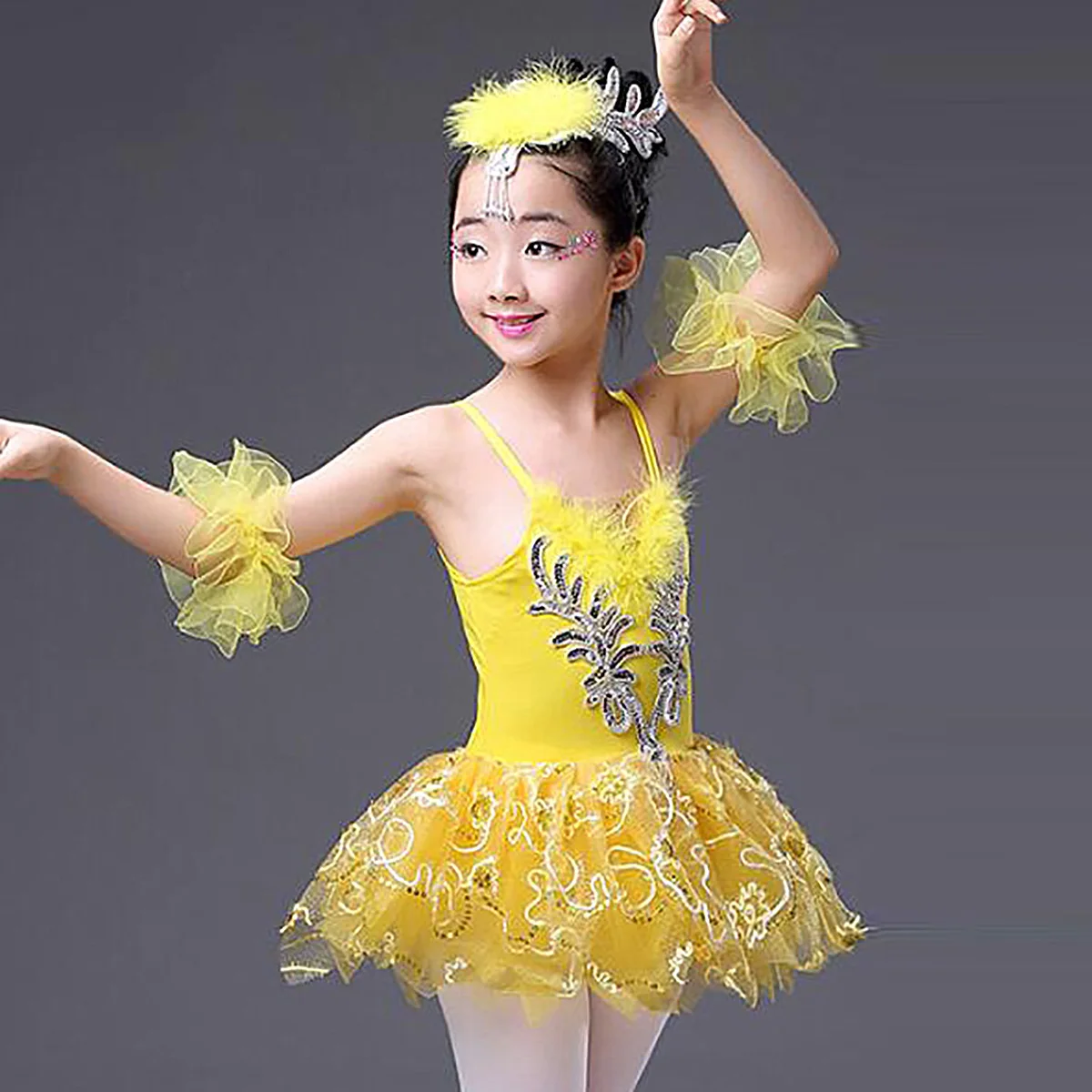 Детское балетное платье-пачка с блестками и перьями на тонких бретельках Детские