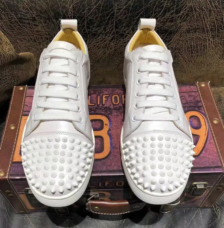 Кроссовки мужские кожаные на плоской подошве с красной подошвой | Обувь