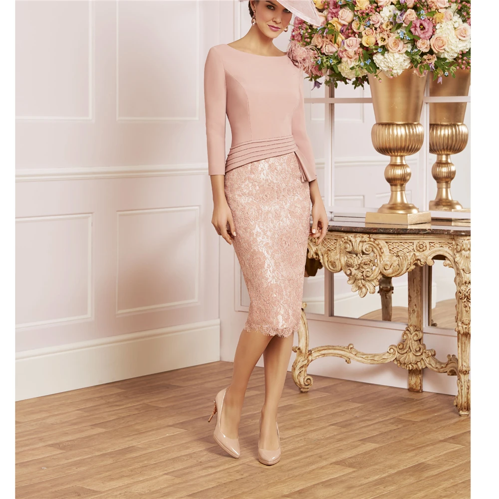 Женское атласное платье с оборками розовое асимметричное цветами и перьями для