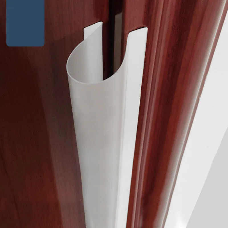 Прозрачный защитный чехол на дверные петли для обеспечения безопасности детей