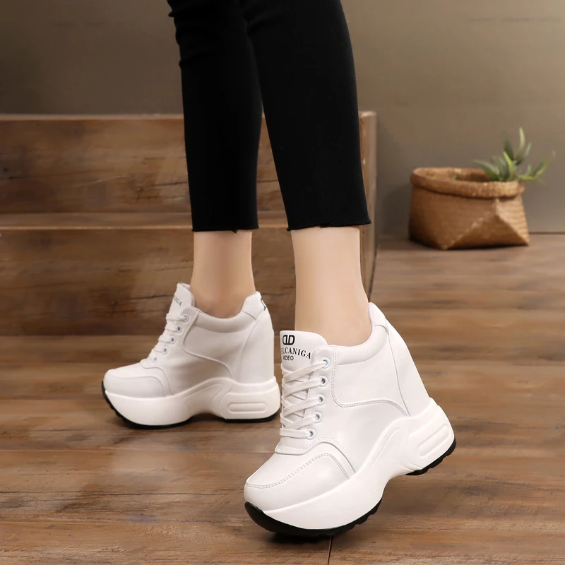 Женские кроссовки из искусственной кожи на платформе высоком каблуке 10 см белые