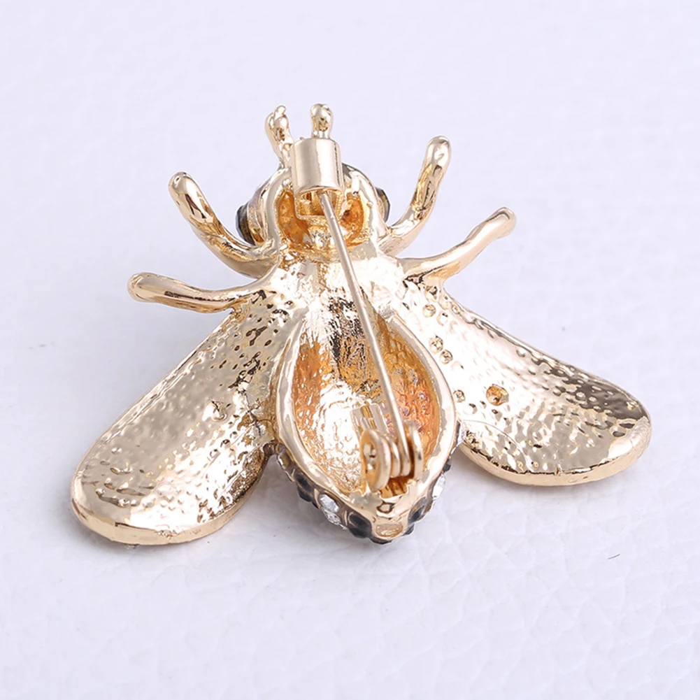 Винтажный женский брошь-пин с вставками сверкающих страз и кристаллов в виде пчелы - классическое украшение для сумок, одежды и пиджаков на праздничных мероприятиях, свадьбах и подарок.