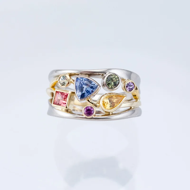 Женское изысканное кольцо с разноцветным геометрическим узором и цирконом