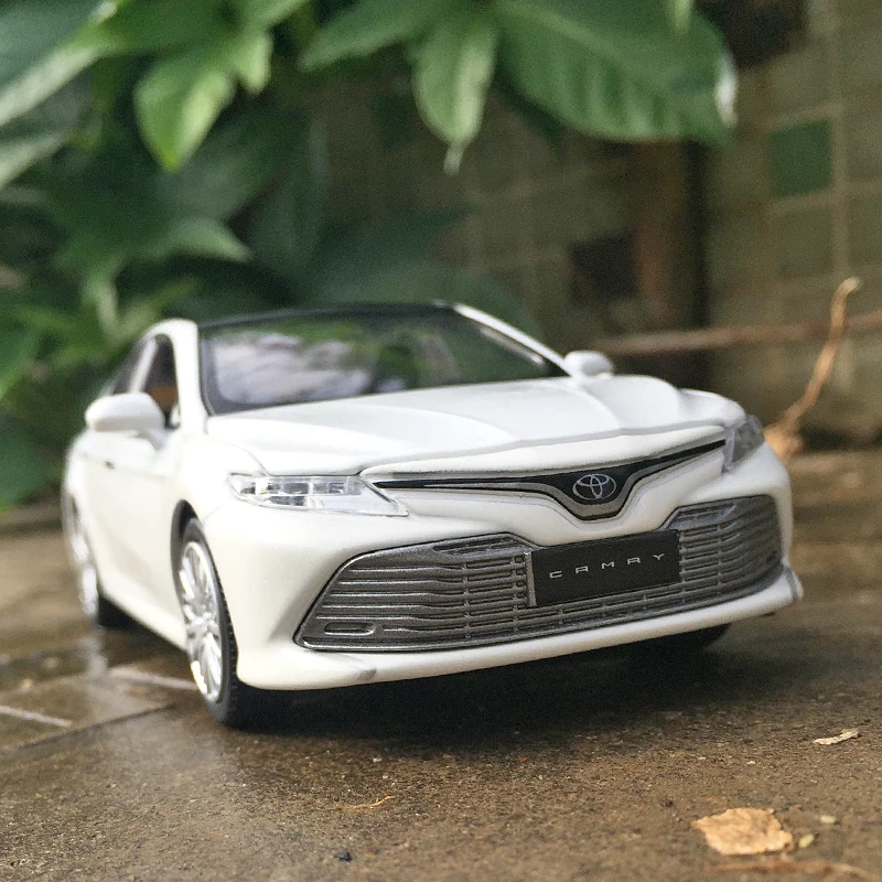Имитационная модель автомобиля Camry 8 8-го поколения Toyota в масштабе 1:32 легкового