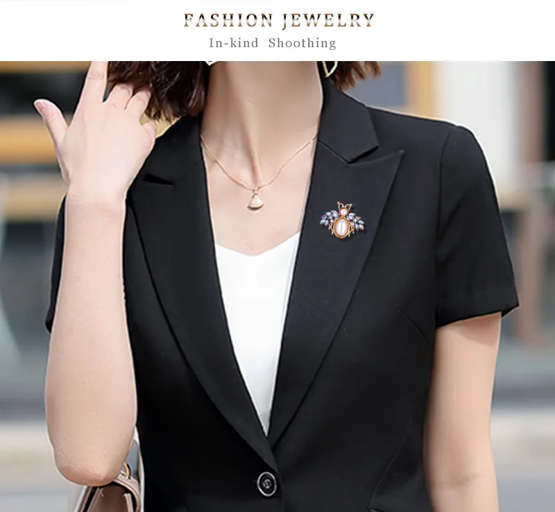 

Simple Creative Bee Brooches Pins Rhinestone Pearl Suit Pins Cardigan Dress Clothes Pin for Women Men Jewelry Accessories Gifts