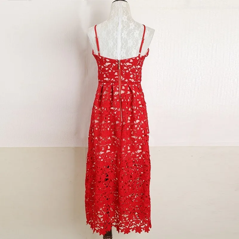 Женское платье на бретелях TWOTWINSTYLE элегантное кружевное средней длины с v