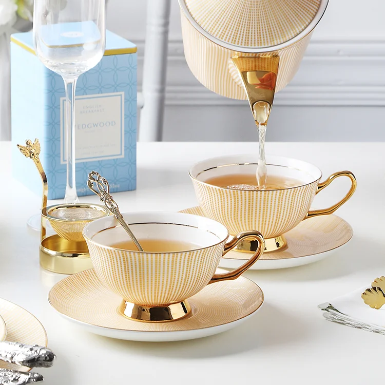 

Luxury European Coffee Cup Set Gold Rim Vintage Bone China Ceramics Tea Coffee Cup Set Elegant Tazas Originales Drinkware DK50CT
