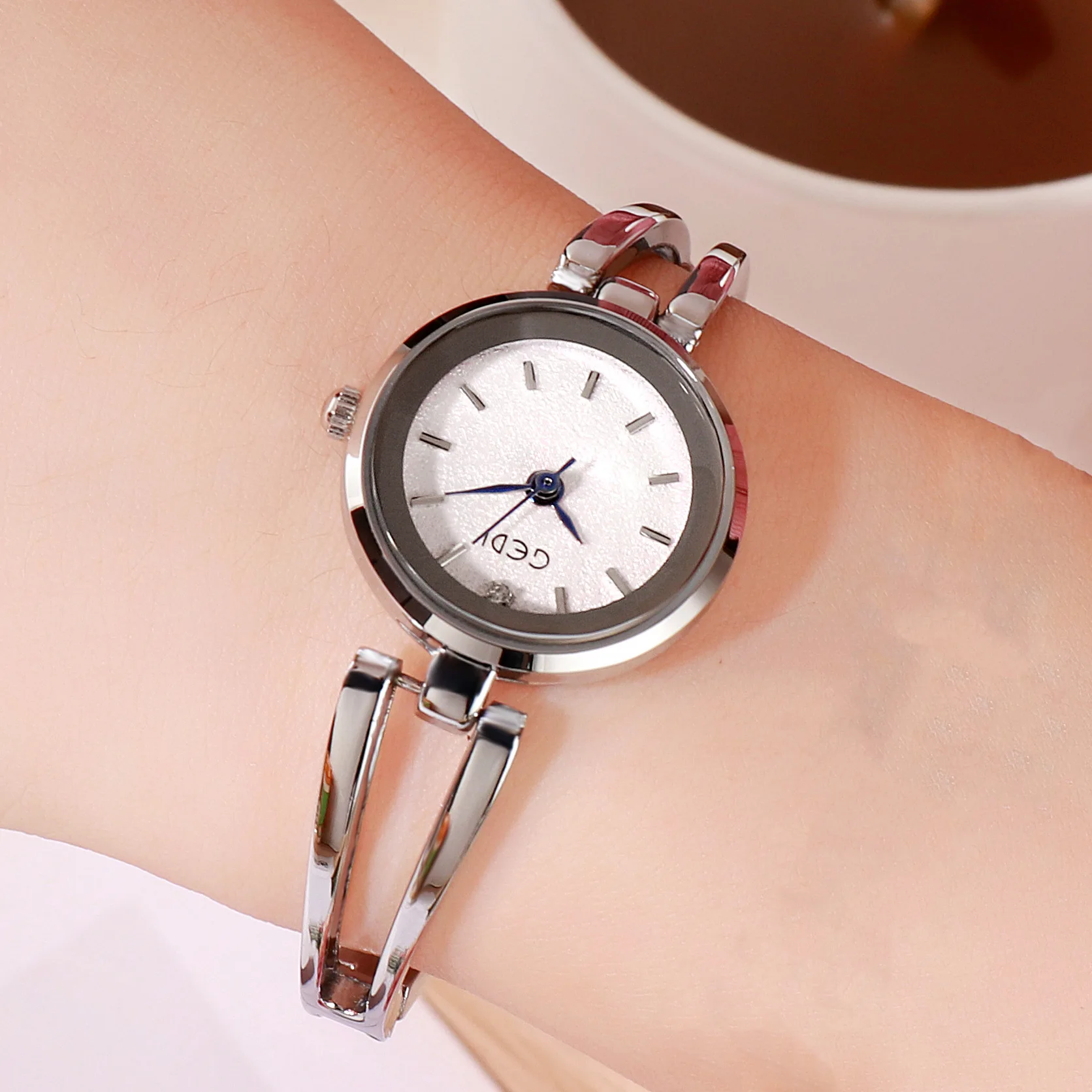 

Часы женские, с браслетом, водонепроницаемые, красные