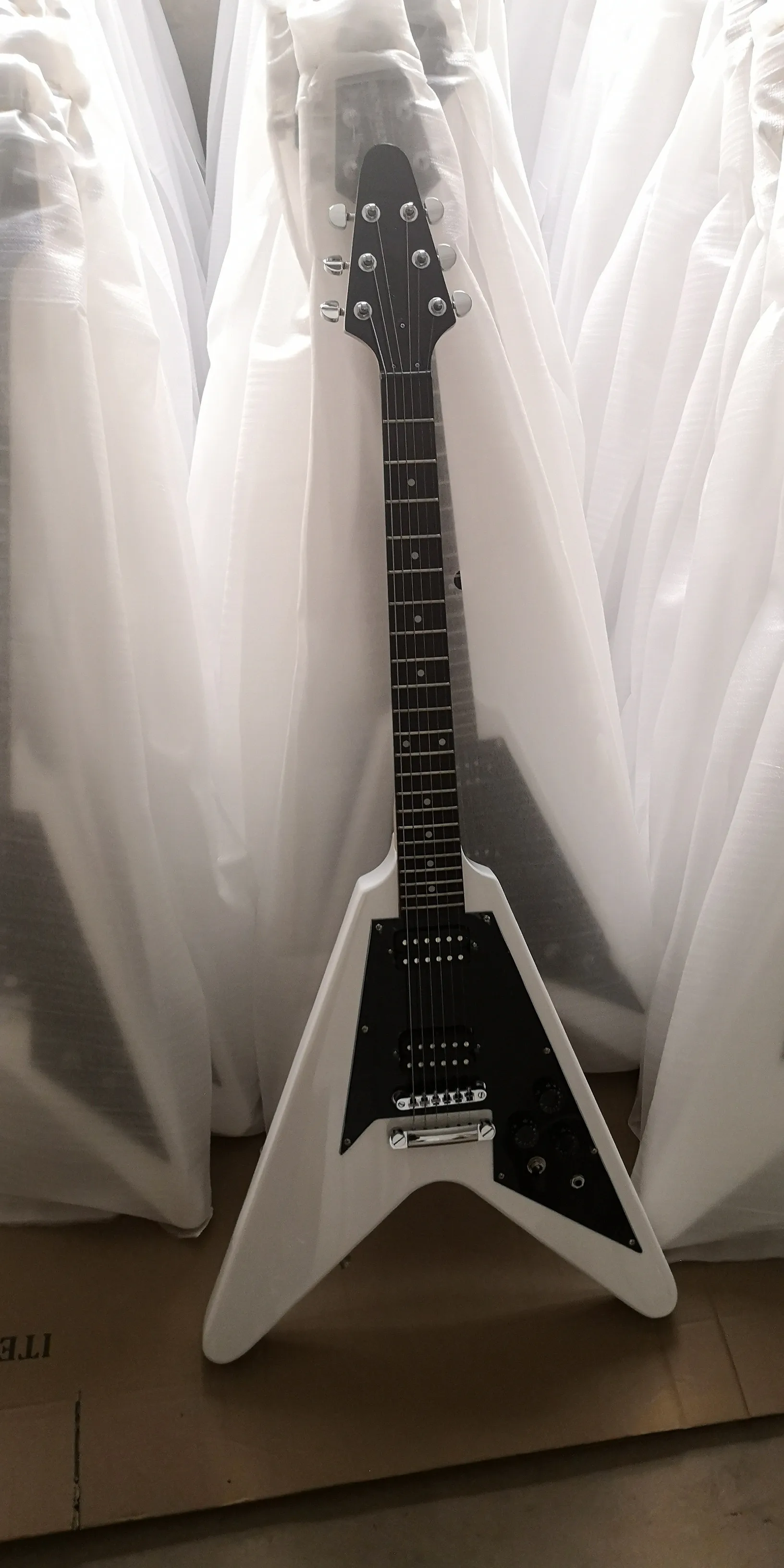 

Электрогитара Bolt on fly V с мостом Тома