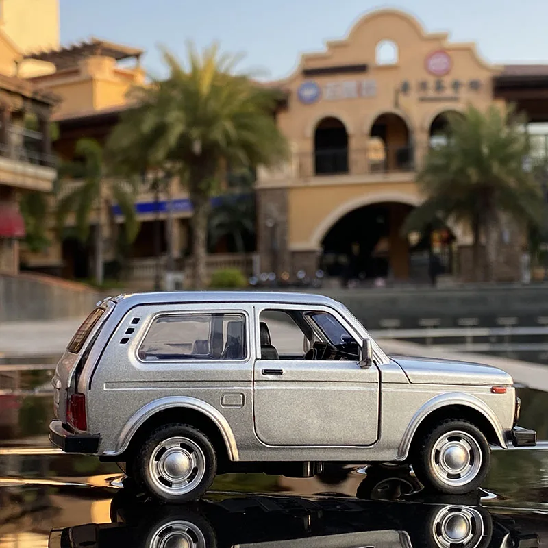 

1:32 LADA NIVA Classic Car Alloy Car Diecasts & Toy Vehicles Metal Toy Car Model High Simulation Collection Childrens Toy Gift
