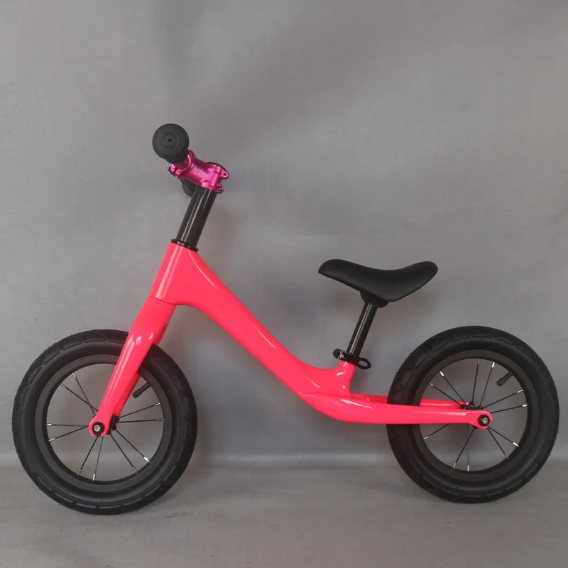 

Новейшая розовая краска для баланса велосипеда из углеродного волокна, подходит для двух-шести лет с резиновыми шинами